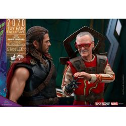 Stan Lee Hot Toys MMS570 (Thor Ragnarok)