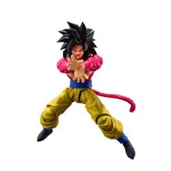 La figurine de Son Goku Super Saiyan 4 SH Figuarts présentée exécutant l'attaque Kamehameha