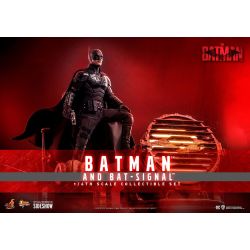 Batman and Bat-Signal Hot Toys Movie Masterpiece figure MMS641 (The Batman)