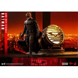 Batman and Bat-Signal Hot Toys Movie Masterpiece figure MMS641 (The Batman)