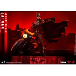 Batman and Bat-Signal Hot Toys Movie Masterpiece figure MMS641 (The Batman)