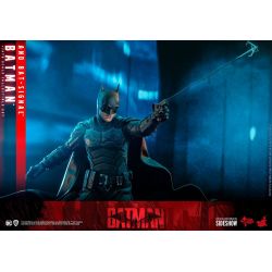 Batman and Bat-Signal Hot Toys Movie Masterpiece figure MMS641 (The Batman)