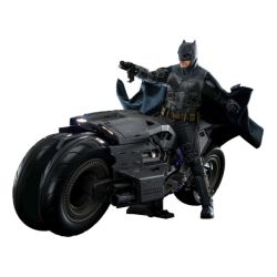 Batman (and Batcycle) Hot Toys figure MMS705 (The Flash)