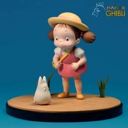 Statue sur socle de présentant Mei observant Petit Totoro
