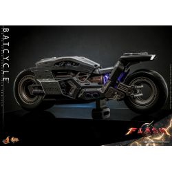Batcycle replica di Hot Toys MMS704 (The Flash)