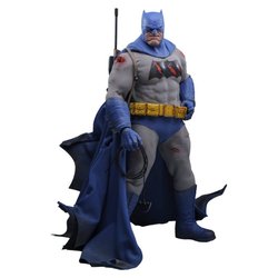 Batman (versión dañada por la batalla) por Hot Toys - CMS031 - El Regreso del Caballero Oscuro figura de acción escala 1/6