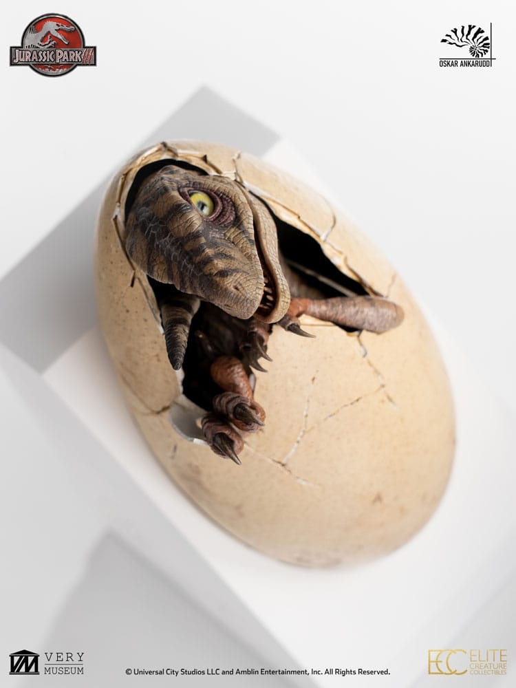 White Queen Hatching Egg by Elite Creature Collectibles - Jurassic Park 3 1/1 scale figure