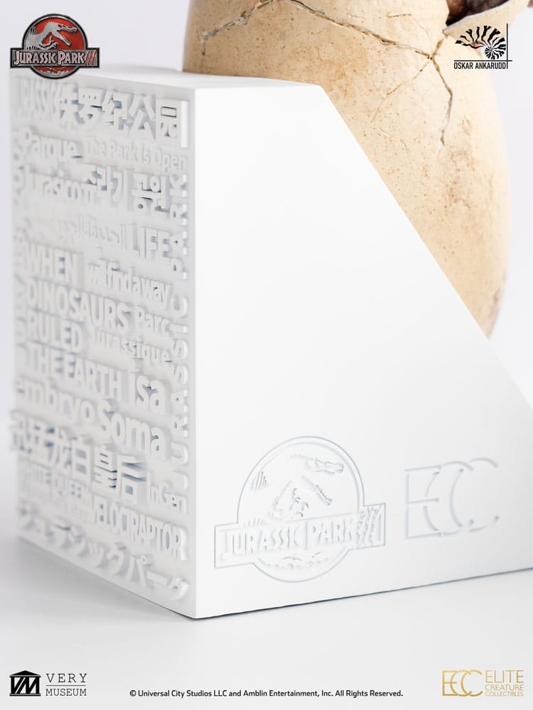 White Queen Hatching Egg par Elite Creature Collectibles - figurine 1/1 Jurassic Park 3 de 13 cm