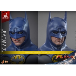 Batman (Blue and Grey Suit) van Hot Toys - MMS834 - The Flash 1/6 schaal actiefiguur