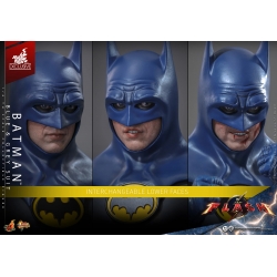 Batman (Blue and Grey Suit) van Hot Toys - MMS834 - The Flash 1/6 schaal actiefiguur