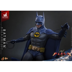 Batman (Blue and Grey Suit) van Hot Toys - MMS834 - The Flash 1/6 schaal actiefiguur