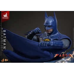 Batman (Blue and Grey Suit) van Hot Toys - MMS834 - The Flash 1/6 schaal actiefiguur