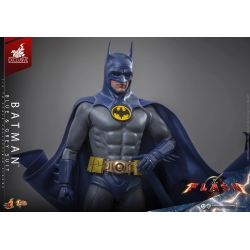 Batman (Blue and Grey Suit) van Hot Toys - MMS834 - The Flash 1/6 schaal actiefiguur