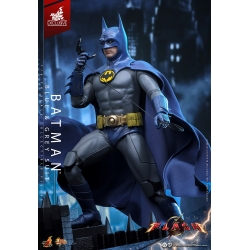 Batman (Blue and Grey Suit) van Hot Toys - MMS834 - The Flash 1/6 schaal actiefiguur