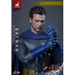 Batman (Blue and Grey Suit) van Hot Toys - MMS834 - The Flash 1/6 schaal actiefiguur