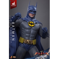 Batman (Blue and Grey Suit) van Hot Toys - MMS834 - The Flash 1/6 schaal actiefiguur