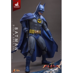 Batman (Blue and Grey Suit) van Hot Toys - MMS834 - The Flash 1/6 schaal actiefiguur
