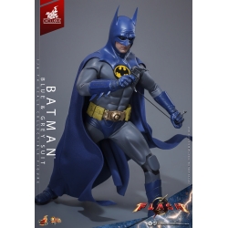Batman (Blue and Grey Suit) van Hot Toys - MMS834 - The Flash 1/6 schaal actiefiguur