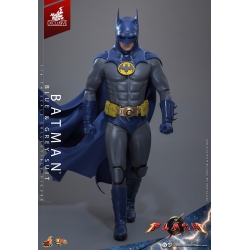 Batman (Blue and Grey Suit) van Hot Toys - MMS834 - The Flash 1/6 schaal actiefiguur