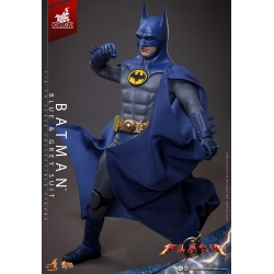 Batman (Blue and Grey Suit) van Hot Toys - MMS834 - The Flash 1/6 schaal actiefiguur