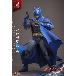 Batman (Blue and Grey Suit) van Hot Toys - MMS834 - The Flash 1/6 schaal actiefiguur