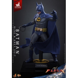 Batman (Blue and Grey Suit) van Hot Toys - MMS834 - The Flash 1/6 schaal actiefiguur