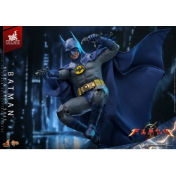 Batman (Blue and Grey Suit) van Hot Toys - MMS834 - The Flash 1/6 schaal actiefiguur