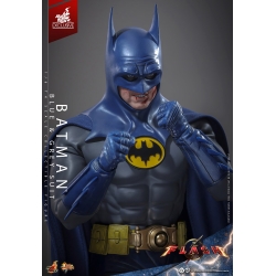 Batman (Blue and Grey Suit) van Hot Toys - MMS834 - The Flash 1/6 schaal actiefiguur