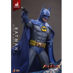Batman (Blue and Grey Suit) van Hot Toys - MMS834 - The Flash 1/6 schaal actiefiguur