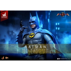 Batman (Blue and Grey Suit) van Hot Toys - MMS834 - The Flash 1/6 schaal actiefiguur