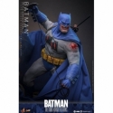 Batman (Battle Damaged version) van Hot Toys - CMS031 - The Dark Knight Returns 1/6 schaal actiefiguur