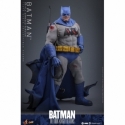 Batman (Battle Damaged version) van Hot Toys - CMS031 - The Dark Knight Returns 1/6 schaal actiefiguur