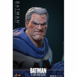 Batman (Battle Damaged version) van Hot Toys - CMS031 - The Dark Knight Returns 1/6 schaal actiefiguur