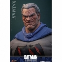 Batman (Battle Damaged version) van Hot Toys - CMS031 - The Dark Knight Returns 1/6 schaal actiefiguur