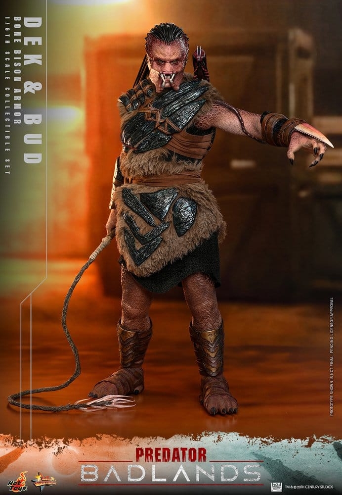 Dek and Bud (Bone Bison Armor) van Hot Toys - Predator: Badlands 1/6 schaal actiefiguren
