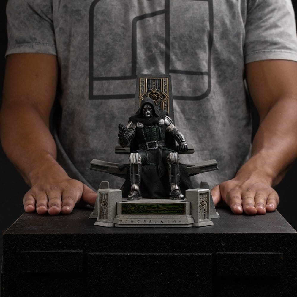 Doctor Doom (on throne) Art Scale di Iron Studios - figura Avengers: Doomsday in scala 1/10
